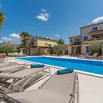 Lauschiges Apartment Mit 60M2 Pool, Babybett, Waschmaschine, Grillbereich - Nur 800 Meter Zum Strand
