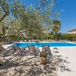 Lauschiges Apartment Mit 60M2 Pool, Babybett, Waschmaschine, Grillbereich - Nur 800 Meter Zum Strand