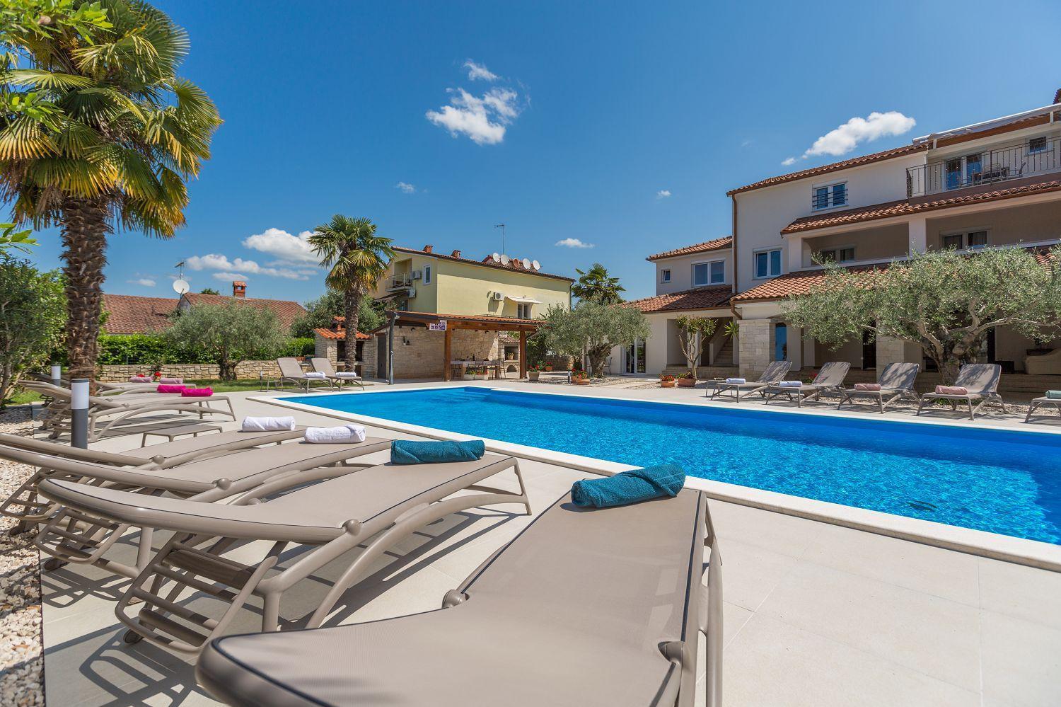 Lauschiges Mit 60m2 Pool, Babybett, Waschmaschine, Grillbereich - Nur 800 Meter Zum * Porec