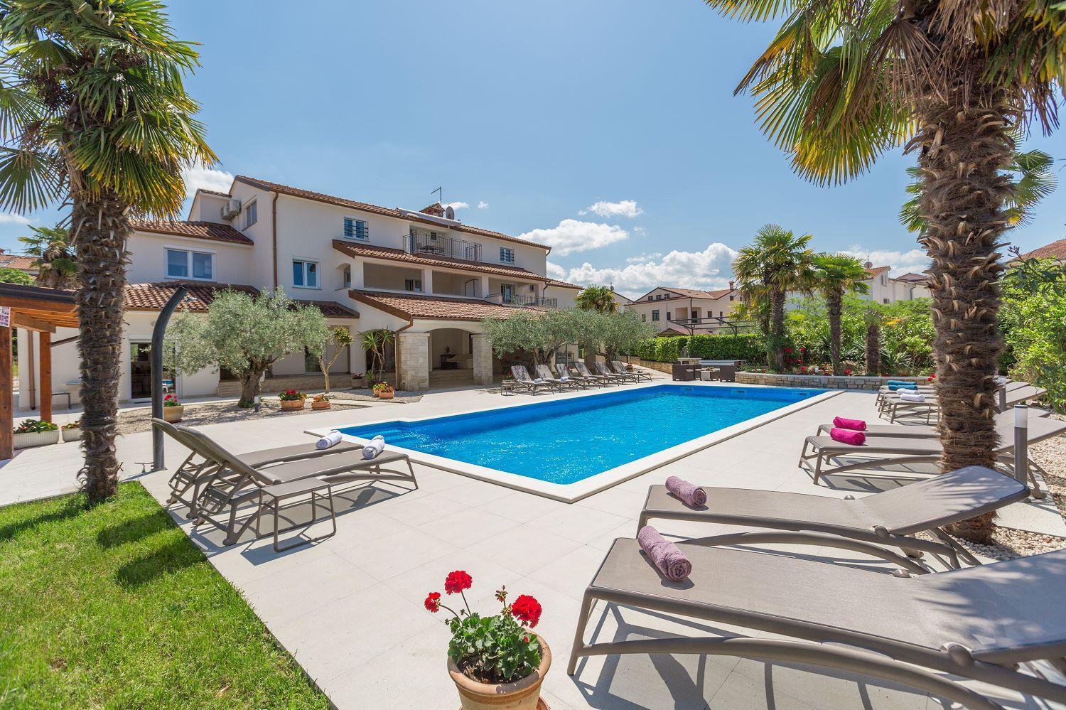 Apartment Lauschiges Mit 60m2 Pool, Babybett, Waschmaschine, Grillbereich - Nur 800 Meter Zum Porec