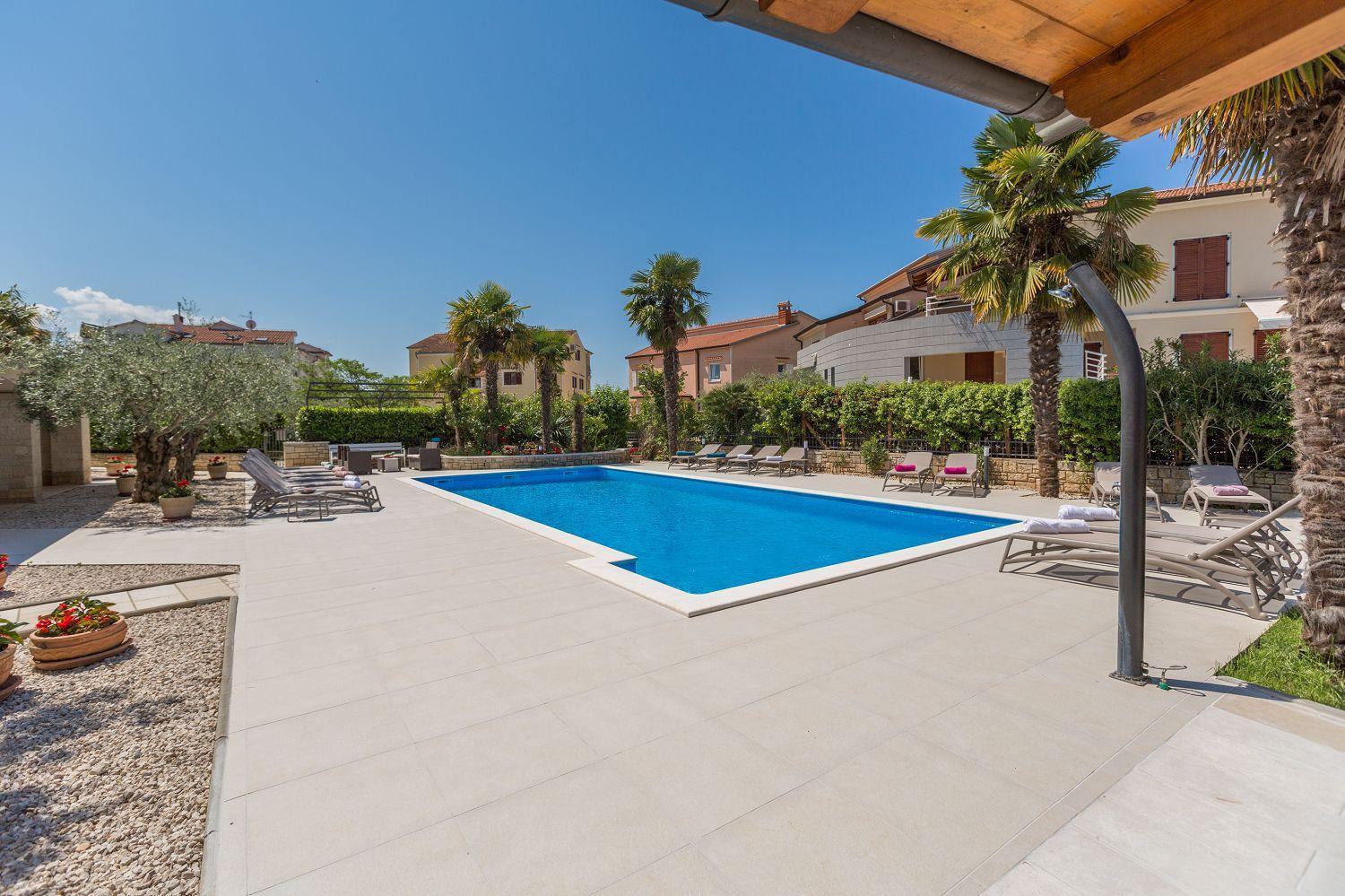 Lauschiges Mit 60m2 Pool, Babybett, Waschmaschine, Grillbereich - Nur 800 Meter Zum