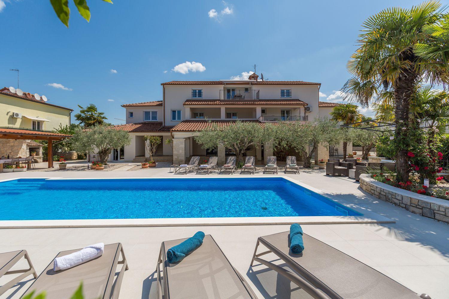 Apartment Lauschiges Mit 60m2 Pool, Babybett, Waschmaschine, Grillbereich - Nur 800 Meter Zum