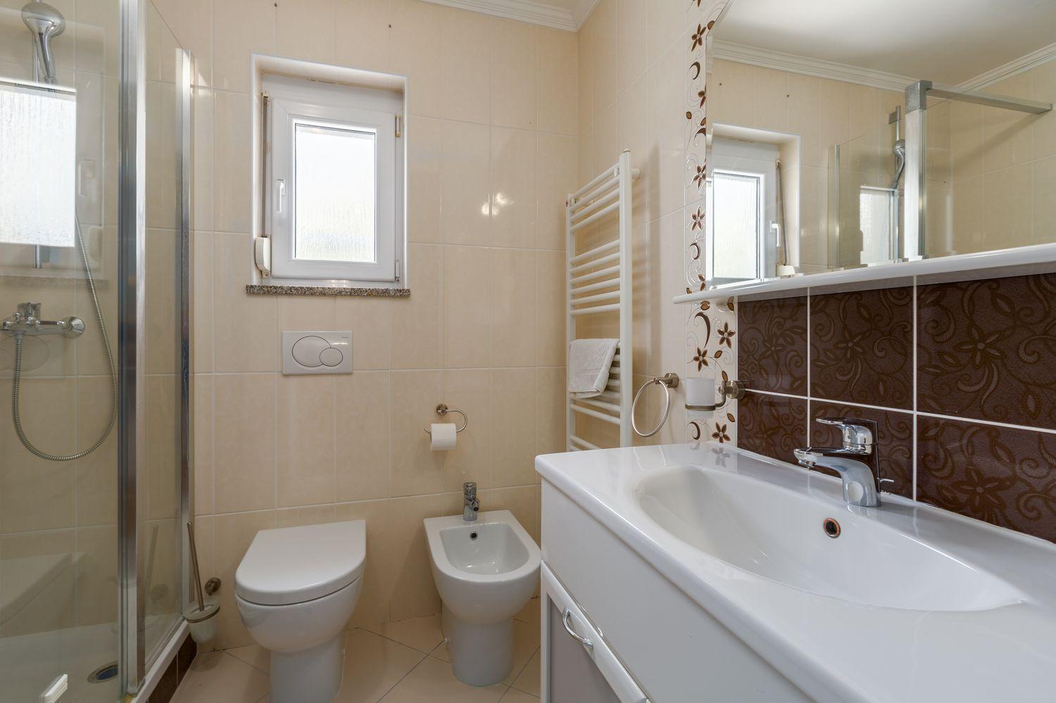 Lauschiges Mit 60m2 Pool, Babybett, Waschmaschine, Grillbereich - Nur 800 Meter Zum