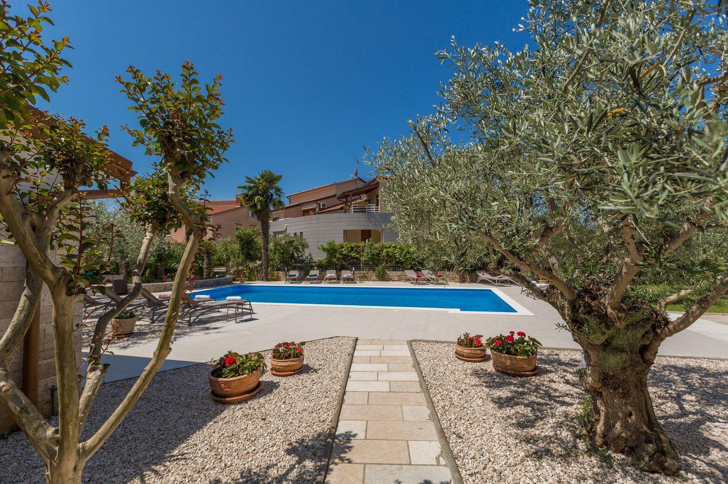 Lauschiges Mit 60m2 Pool, Babybett, Waschmaschine, Grillbereich - Nur 800 Meter Zum Apartment *