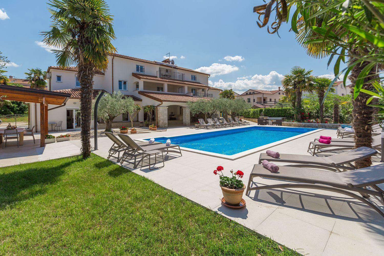 Lauschiges Mit 60m2 Pool, Babybett, Waschmaschine, Grillbereich - Nur 800 Meter Zum Porec