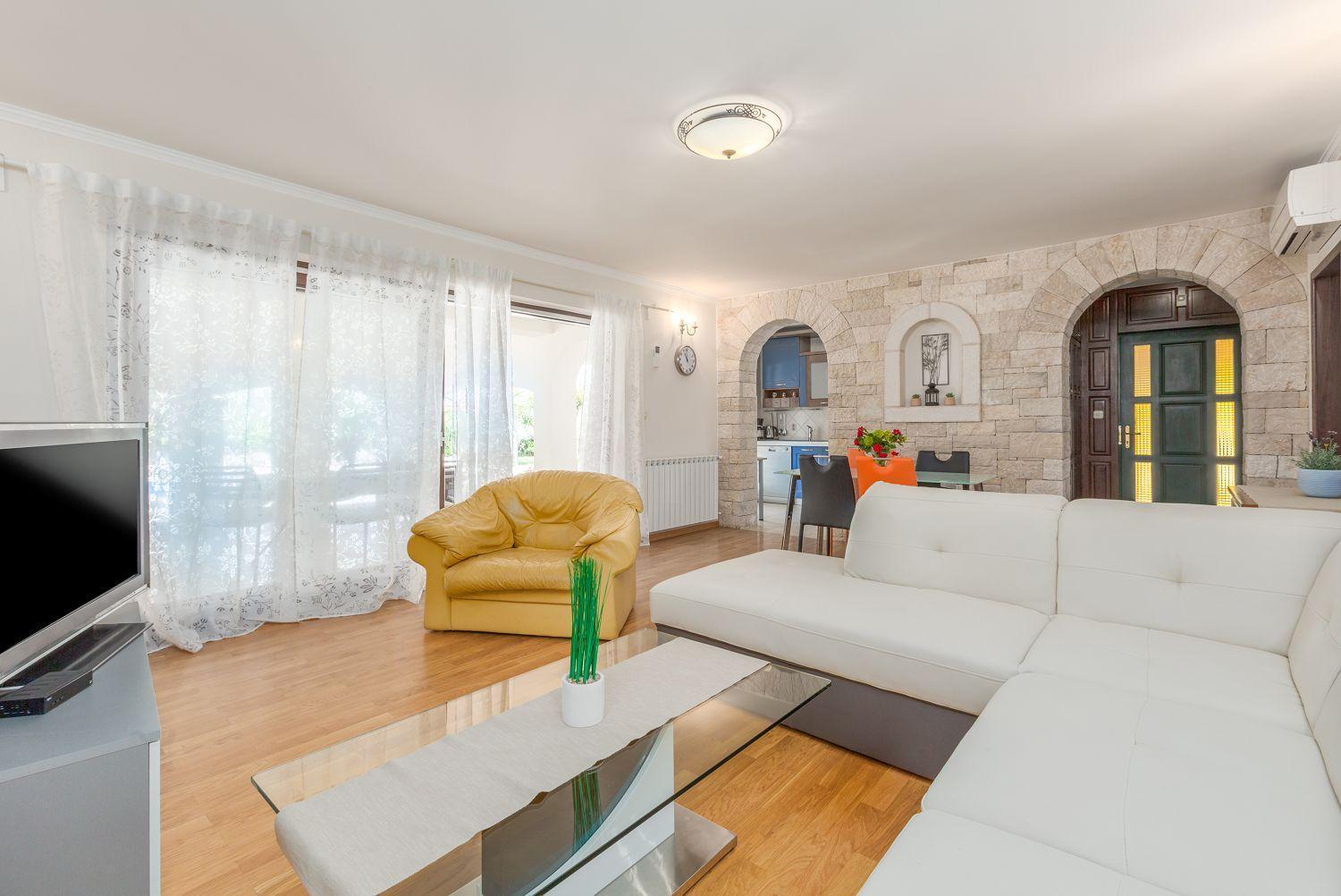 Lauschiges Mit 60m2 Pool, Babybett, Waschmaschine, Grillbereich - Nur 800 Meter Zum Apartment
