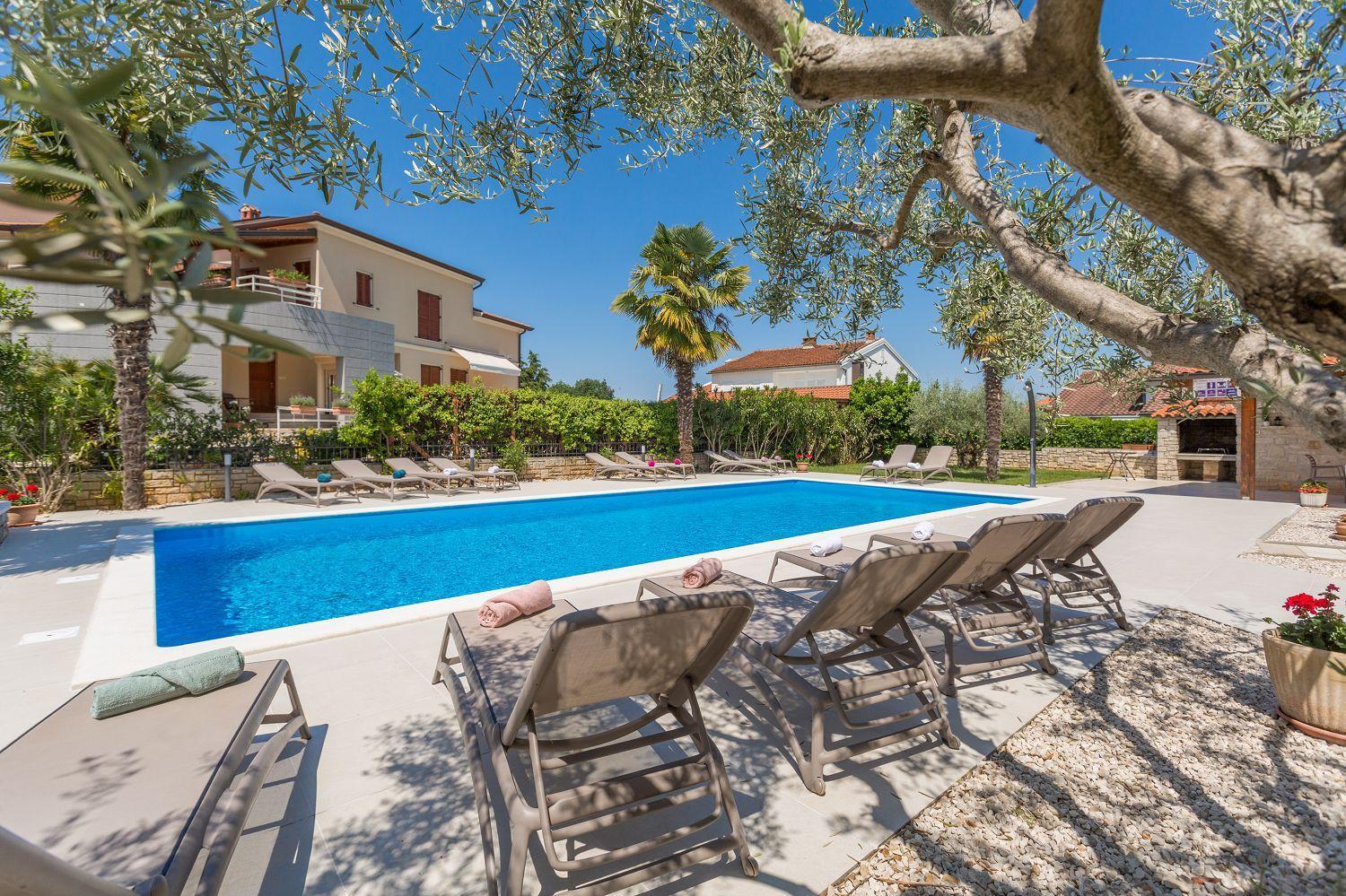 Lauschiges Mit 60m2 Pool, Babybett, Waschmaschine, Grillbereich - Nur 800 Meter Zum Porec