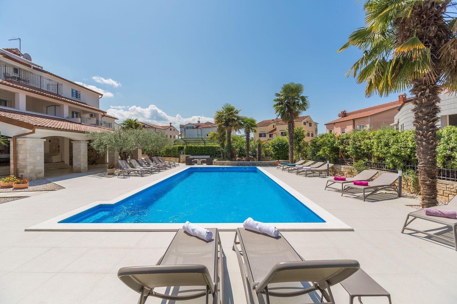 Apartment Lauschiges Mit 60m2 Pool, Babybett, Waschmaschine, Grillbereich - Nur 800 Meter Zum Porec