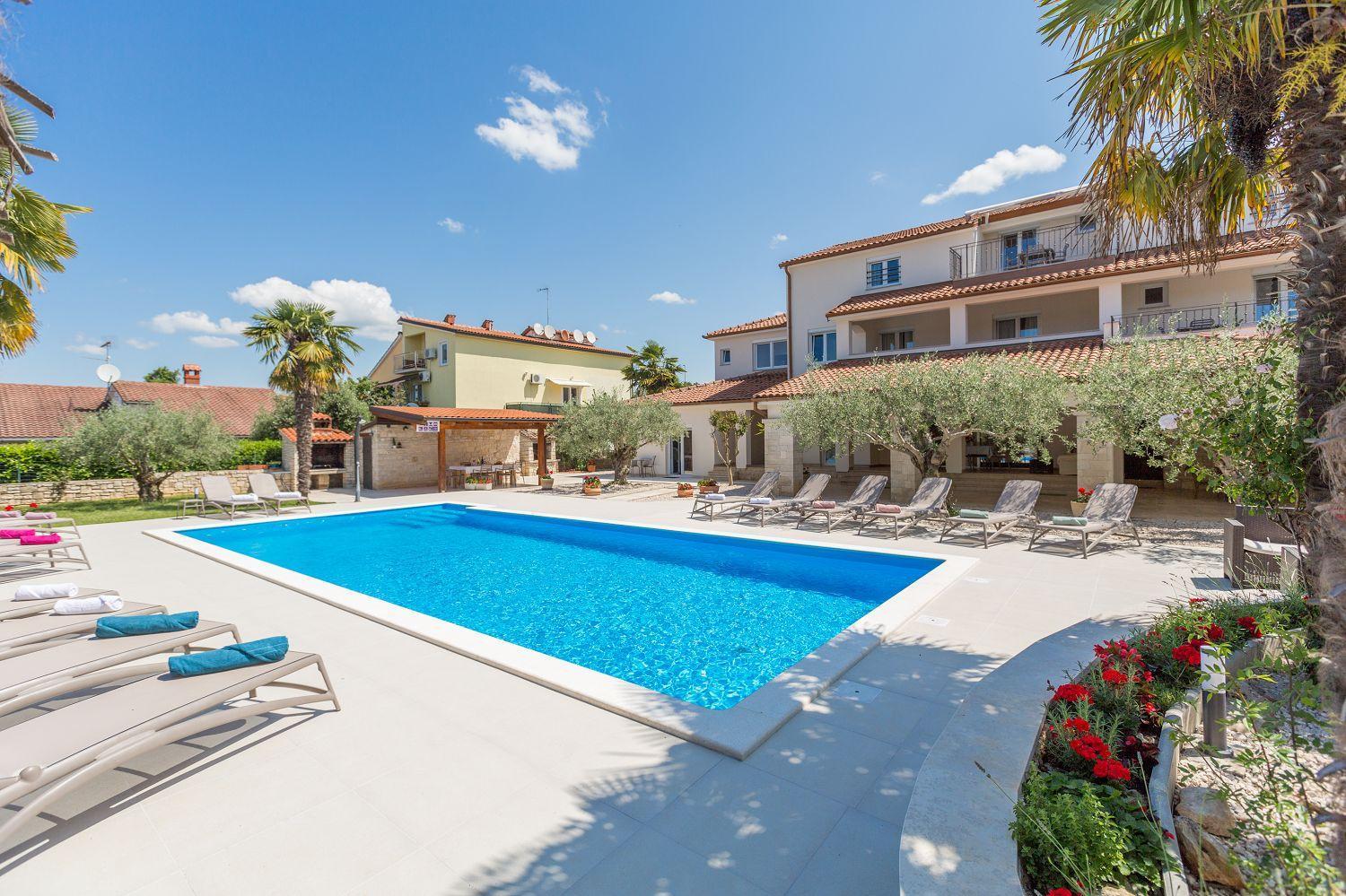 Lauschiges Mit 60m2 Pool, Babybett, Waschmaschine, Grillbereich - Nur 800 Meter Zum * Porec